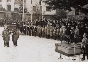 Benito Mussolini presiede un funerale di stato di un soldato garibaldino