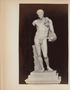Scultura di Hermes del Belvedere nei Musei Vaticani a Roma, Italia da Giacomo Brogi (attributed to)