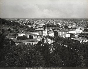 Panorama di Bologna con alcune fabbriche e una collina da Giacomo Brogi