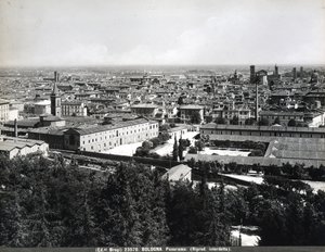 Vista panoramica di Bologna con fabbriche e una piazza da Giacomo Brogi