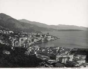 Vista di Condamine e Montecarlo, due città popolate che si affacciano sul mare. La fotografia è stata scattata da Monaco da Giacomo Brogi