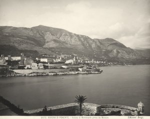 Veduta di Montecarlo, località che si affaccia sul Mar Ligure. Le Alpi Marittime si ergono sullo sfondo. La fotografia è stata scattata da Monaco da Giacomo Brogi