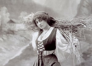 Giovane donna in abito tradizionale che porta un fascio di paglia da Giacomo Brogi