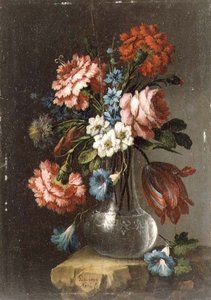 Rose, tulipani, convolvoli e altri fiori in un vaso di vetro