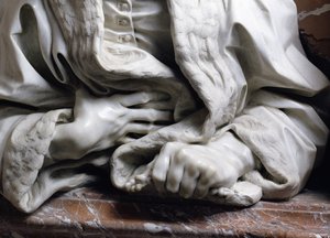 Busto di Gabrielle Fonseca, dettaglio delle mani che stringono la veste