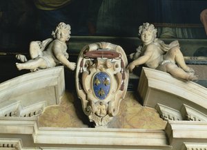 Vista interna della Cappella Barberini (dettaglio del frontone decorativo di due cherubini che sostengono uno stemma)