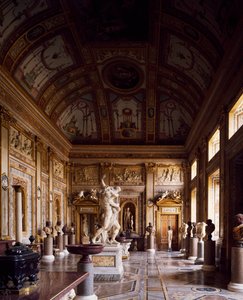 Sala degli Imperatori con Ratto di Proserpina al centro, di Gian Lorenzo Bernini, Galleria Borghese, Roma, Italia da Gian Lorenzo Bernini