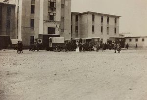 Album "Immagini di guerra II": soldati italiani e ambulanze della Croce Rossa a Gradisca Sagrado, Gorizia, Italia (foto in b/n)