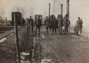 Album "Immagini di guerra II": soldati italiani e ambulanze della Croce Rossa a Gradisca Sagrado, Gorizia, Italia (foto in b/n) da Gigliucci Gigliucci