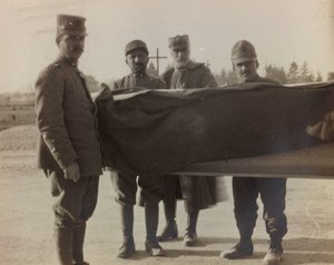 Album "Immagini di Guerra II": soldati italiani trasportano la bara di un caduto della Grande Guerra da Gigliucci Gigliucci