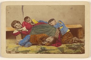 [Madre zingara e tre bambini si addormentano su una panchina e a terra]. da Giorgio Conrad