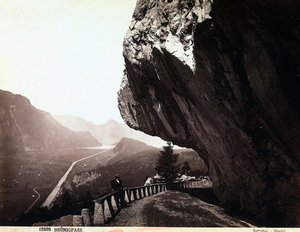 Una strada nelle montagne del Brünigpass, in Svizzera da Giorgio Sommer