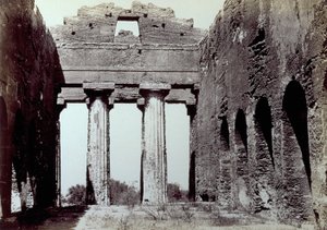 Interno del Tempio della Concordia nella Valle dei Templi ad Agrigento. In primo piano, due colonne doriche; ai lati, un muro perimetrale ad arco