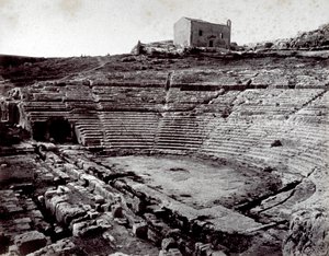 I resti del Teatro Greco a Siracusa nel Parco Monumentale della Neàpoli. In primo piano l