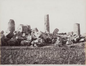 I resti del Tempio di Apollo a Selinunte. Due figure maschili possono essere viste sulle colonne crollate da Giorgio Sommer