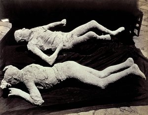 Due calchi di figure umane dagli scavi di Pompei. Gli esemplari sono stati posti su un panno nero per fotografarli