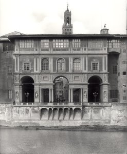 Facciata della Galleria degli Uffizi sul Lungarno Torrigiani da Giorgio Vasari