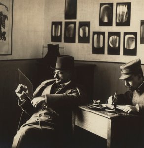 Alfredo Trombetta radiologo con un uomo in uniforme militare, nel reparto radiologico dell