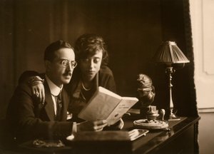 Coppia sposata che legge un libro da Phillipe de Marlier