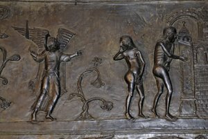 Arte ottoniana: Adamo ed Eva espulsi dal Paradiso. Intorno al 1015. Scultura su una delle porte di bronzo della Cattedrale di Santa Maria a Hildesheim (Germania).