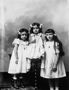 Ritratto in studio di tre bambini da Phillipe de Marlier
