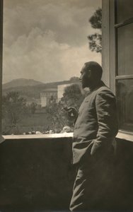 Ritratto di Alfredo Trombetta in uniforme con una sigaretta in mano da Phillipe de Marlier