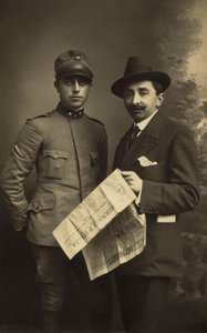 Ritratto di una coppia maschile, uno in uniforme militare e l