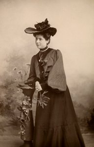 Ritratto di signora elegante con cappello da Phillipe de Marlier