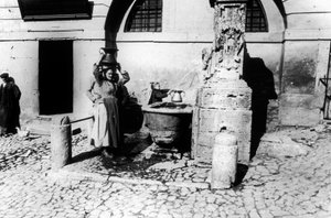Donne a una fontana