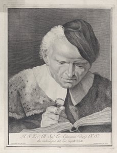 Uomo con cappello che legge un libro con una lente d