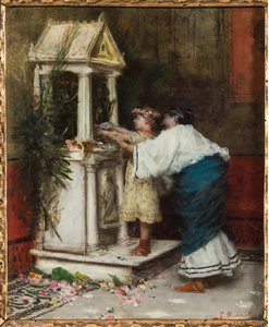 Madre e figlia davanti a un piccolo tempio