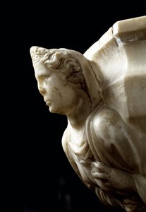 Acquasantiera con colonna decorata con le tre virtù teologali e fonte battesimale con le quattro virtù cardinali (dettaglio) da Giovanni Pisano