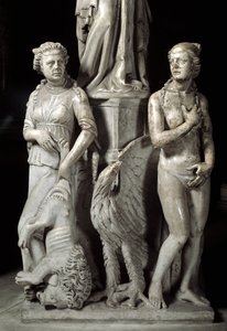 Dettaglio dei gruppi scolpiti che sostengono la cattedra realizzata da Giovanni Pisano: due virtù cardinali (dettaglio)