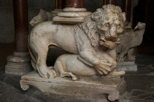 Leone, sul pulpito nella Chiesa di Sant