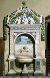 Fontana decorata con altorilievo in marmo e terracotta di Giovanni della Robbia