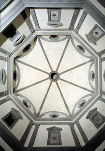 Vista della sacrestia ottagonale costruita su progetto di Giuliano da Sangallo