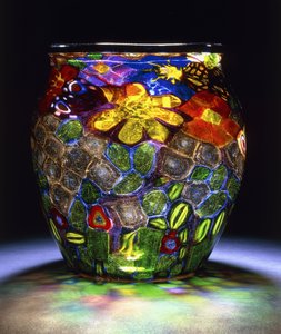 Un vaso di vetro Murrhine, con quattro farfalle, fiori e foglie, c.1918
