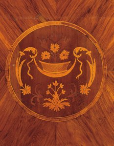 Dettaglio dal lato di un comò italiano settentrionale in legno di tulipano, palissandro, legno di frutto e intarsio, c.1800