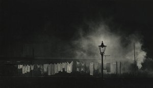 Filo per stendere i panni e fumo del treno di notte da Godfrey Macdominic