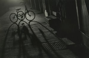 Sagoma di un triciclo di notte