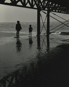 Due bambini che giocano sulla spiaggia