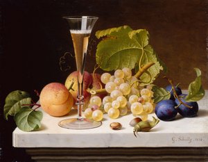 Uva, pesche, prugne, noci e un bicchiere di champagne su un ripiano di marmo