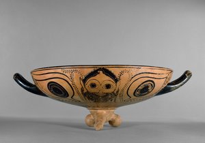 Coppa a figure nere attica decorata con un tondo con testa di Gorgone circondato da sei uomini reclinati che partecipano a un simposio, nello stile del Pittore di Andocide, c.500 a.C. da Greek