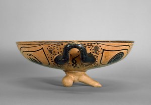 Coppa attica a figure nere decorata con un tondo con testa di Gorgone circondato da sei uomini reclinati che partecipano a un simposio, nello stile del Pittore di Andocide, c.500 a.C. da Greek