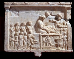Arte greca: rilievo che rappresenta una scena di banchetto. Palazzo Ducale, Mantova, Italia da Greek