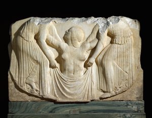 Arte greca: la nascita di Venere che esce dalle onde sostenuta dalle Ore. Rilievo del trono Ludovisi, da Locri. 460-450 a.C. Museo Nazionale Romano (Palazzo Altemps) da Greek