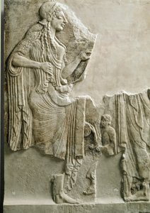 Antichità greca: una famiglia che fa un sacrificio alla dea Atena. Bassorilievo. 550 a.C. Dall