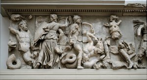 Arte greca: rappresentazione di Ecate e Artemide. Fregio dell