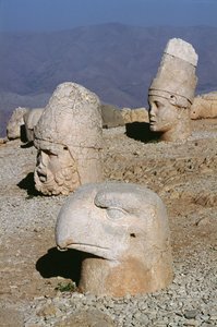 Testa di Zeus-Oromandes, una dea e un