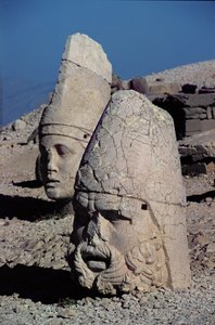 Testa di Zeus-Oromandes e una dea da Greek